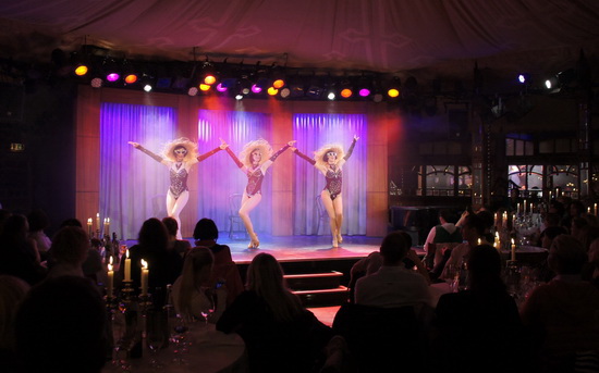 Eine Tanzperfomance aus dem Film Cabaret Dargeboten von drei Tänzerinnen