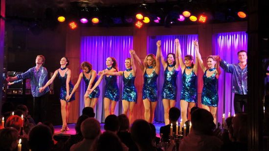 Zum Abschluss des Abends befanden alle Tänzerinnen und Tänzer noch einmal auf der Bühne der Bar jeder Vernunft Verbeugung vor dem begeisterten Puplikum