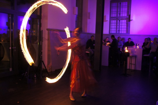 Sexy Feuerkünstlerin in Potsdam Feuerfrau in Rot