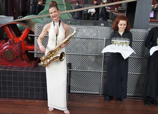 junge attraktive Saxophonistin