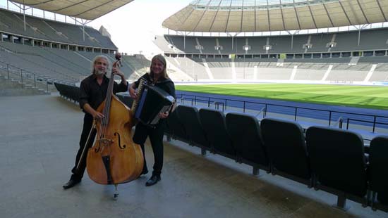 flanierende Jazzmusiker im Olympiastadium