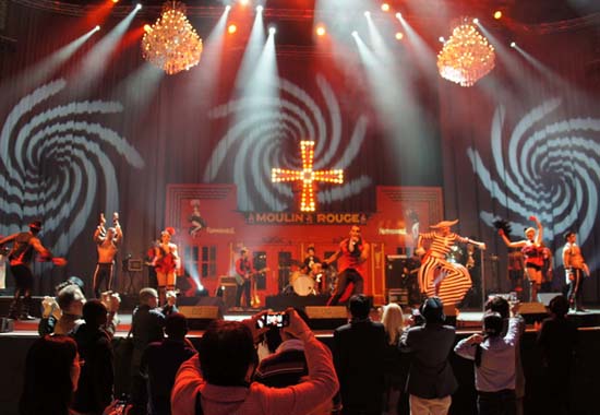 Livegesang und Artistik auf der Bühne zum Motto: Paris, auf der Messe Ambiente in Frankfurt