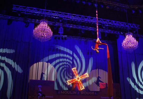 Vertikaltuch Jonglage am Eifelturm