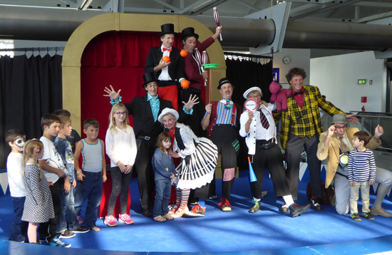 Ferienzirkus Airlebnistage im Flughafen Frankfurt Ferienzirkus Airlebnistage im Flughafen Frankfurt unter dem Motto: Manege frei