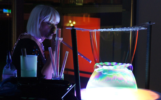 Seifenblasen Künstlerin, bubbleshow, Pegelbar Neuss Seifenblasen, bubbleshow, Seifenblasen Künstlerin schafft eine Fantasiewelt aus Seifenblasen