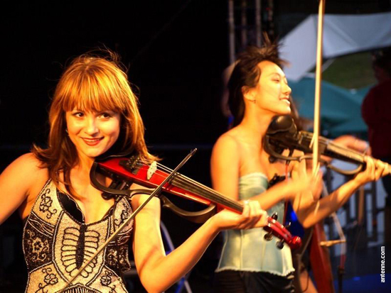 Violinistinnen Duo attraktive, junge Violinistinnen spielen klassische Musik im Crossover bis zu Popmusik