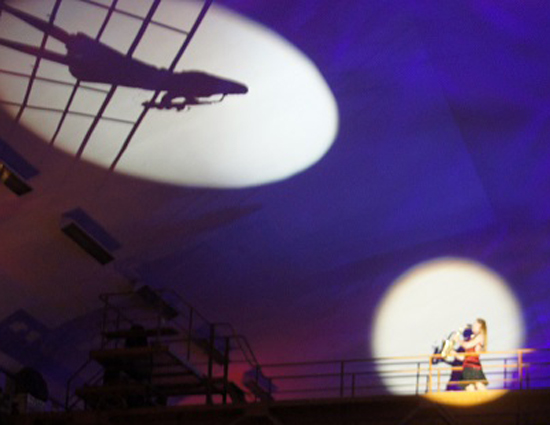 Fliegende Saxophonistin Fliegende Saxophonistin im Wasserwerk