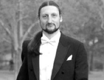 Günther, Opernsänger Günther strapaziert die Lachmuskeln seines Publikums mit Gesangsdarbietungen und Kabaret