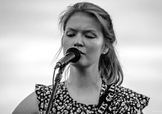 Henrike, Liedermacherin Henrike, auch bekannt als HENJA, auf dem Künstlerfestival in Potsdam