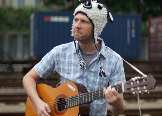 Thomas der Liedermacher Thomas singt auf dem Kleinkunstfestival in Potsdam