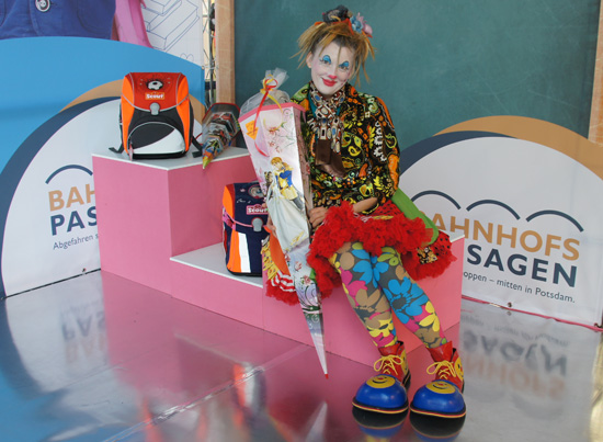 Ballonclown in den Potsdamer Bahnhofspassagen Ballonclown und Erstklässler probieren gemeinsam Schulranzen und lassen sich fotografieren