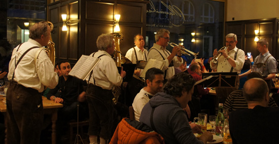 bayrische Blaskapelle im Maximilians in Berlin unsere bayrischen Blasmusiker machten den Gästen im Maximilians gute Stimmung