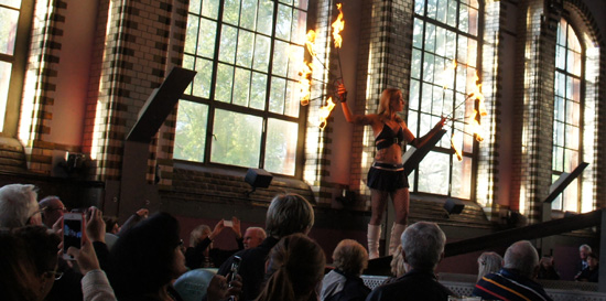 Feuershow im Wasserwerk Berlin Feuershow auf den Rädern des Wasserwerks in Berlin
