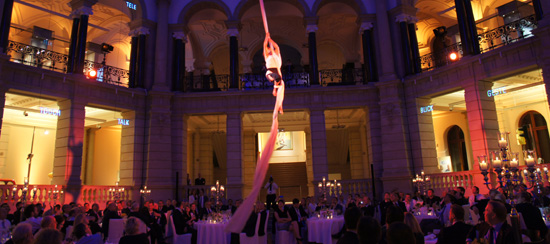 Tuchakrobatik im Museum für Kommunikation in Berlin Tuchakrobatik für 200 internationale Gäste