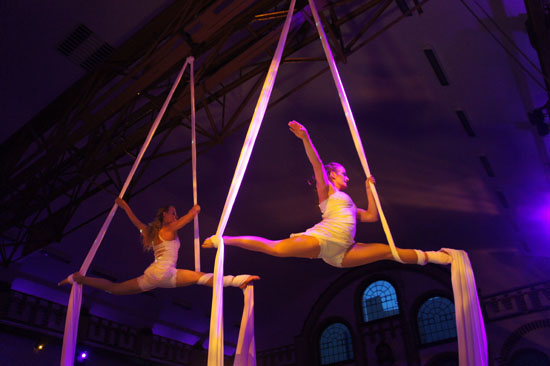 energiegeladene Luftakrobatik Nummer mit unseren Artistik Damen im Doppeltuch auf dem Diabetes Kongress 2016