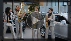 Frauen Marching Band Damenband marschiert zu Mackie Messer