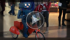 sprechender Roboter sprechender Roboter auf der Schulranzenparty in den Bahnhofspassagen in Potsdam