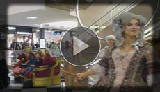 Einkaufscenter Palais Vest, Animation unter dem Motto Barock Animation mit Sprechendem Sofa, Stelzenläufern, Damen Streichquartett und barocker Gesellschaft