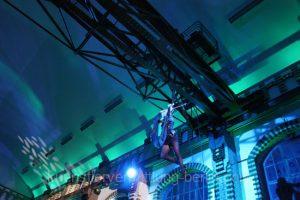 abseiling saxophon player