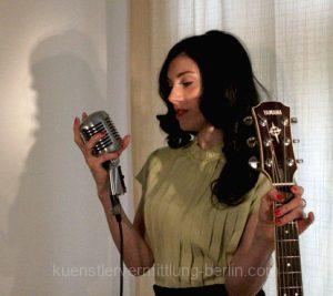 Sängerin mit Gitarre