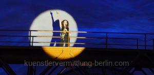 abseilende Saxophonshow