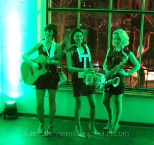 strolling female band