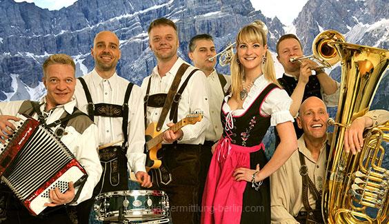 Oktoberfestband mit Trompete, Akkordeon und Tuba sorgt in Berlin für Stimmung im Bierzelt