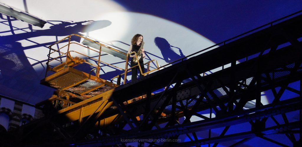 fliegende Saxophonistin