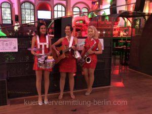 flanierende Damenband