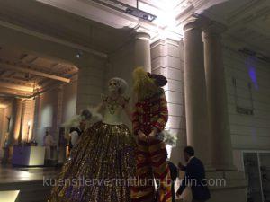 Stelzen in Phantsiekostümen