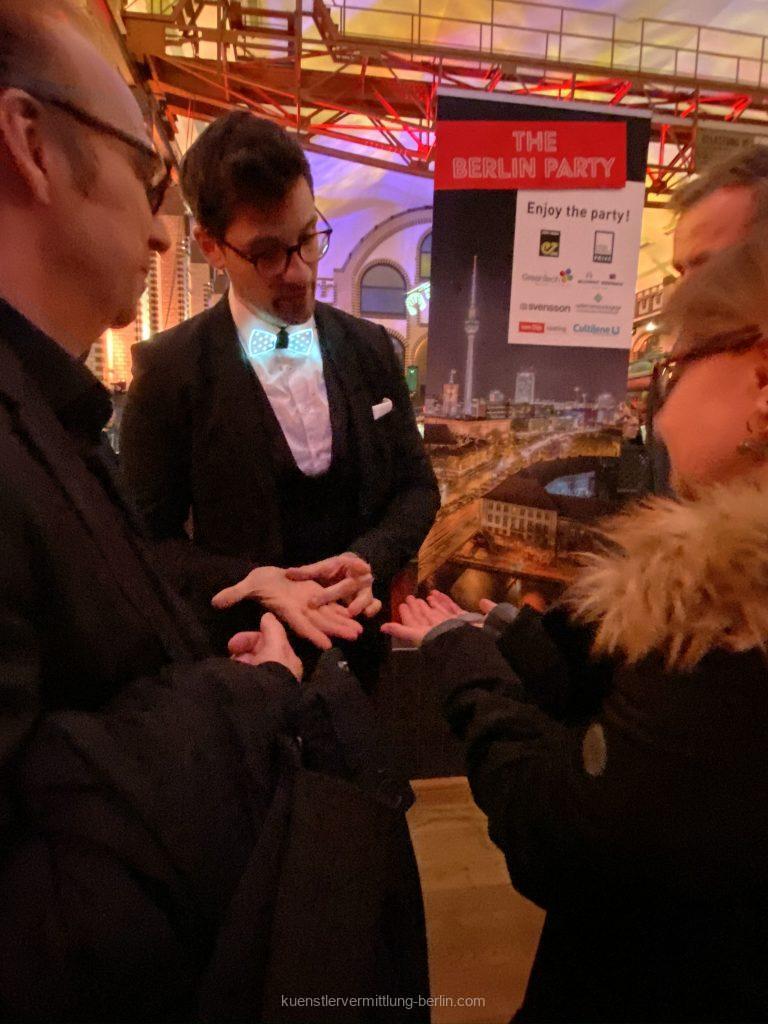 digital close up magic