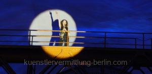 abseilende Saxophonistin