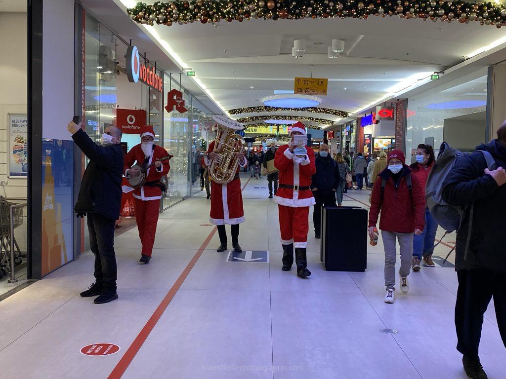 strolling jazz musicians