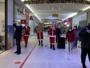 strolling jazz musicians