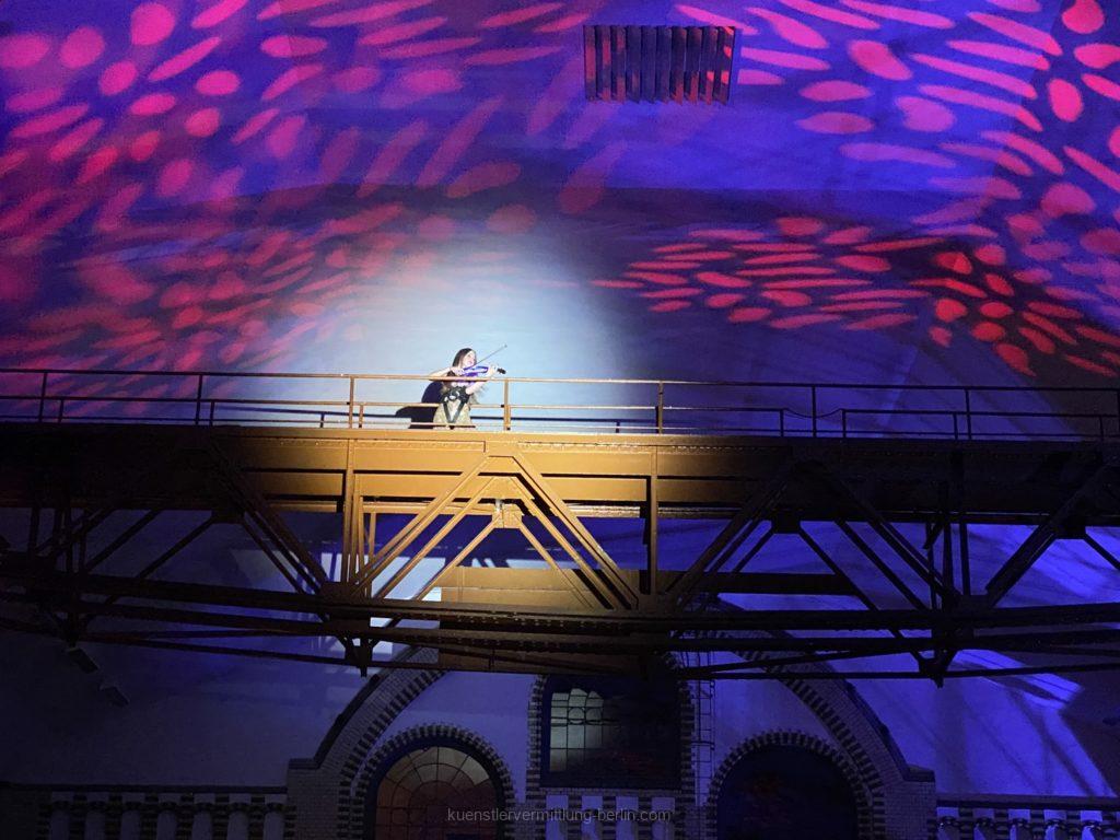 Vertical-violin-show-flying-violin-show