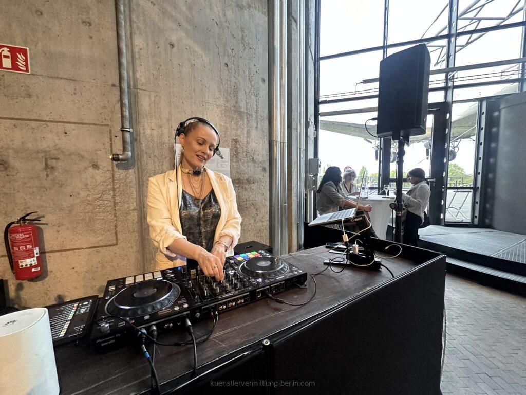 DJane & Singer in One – Live Vocals & DJ Beats for Events