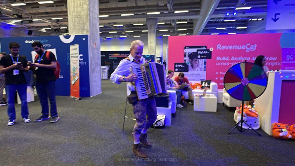 Oktoberfestmusiker-Messe-Berlin Akkordeon auf der Messe gibt Oktoberfest-Feeling