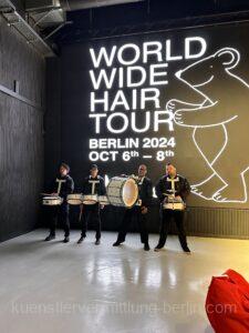 mobile-percussionband flanierend unter den Gästen führen von einem Raum in den nächsten oder sorgen für Aufmerksamkeit typisch Berlin Street Percussion