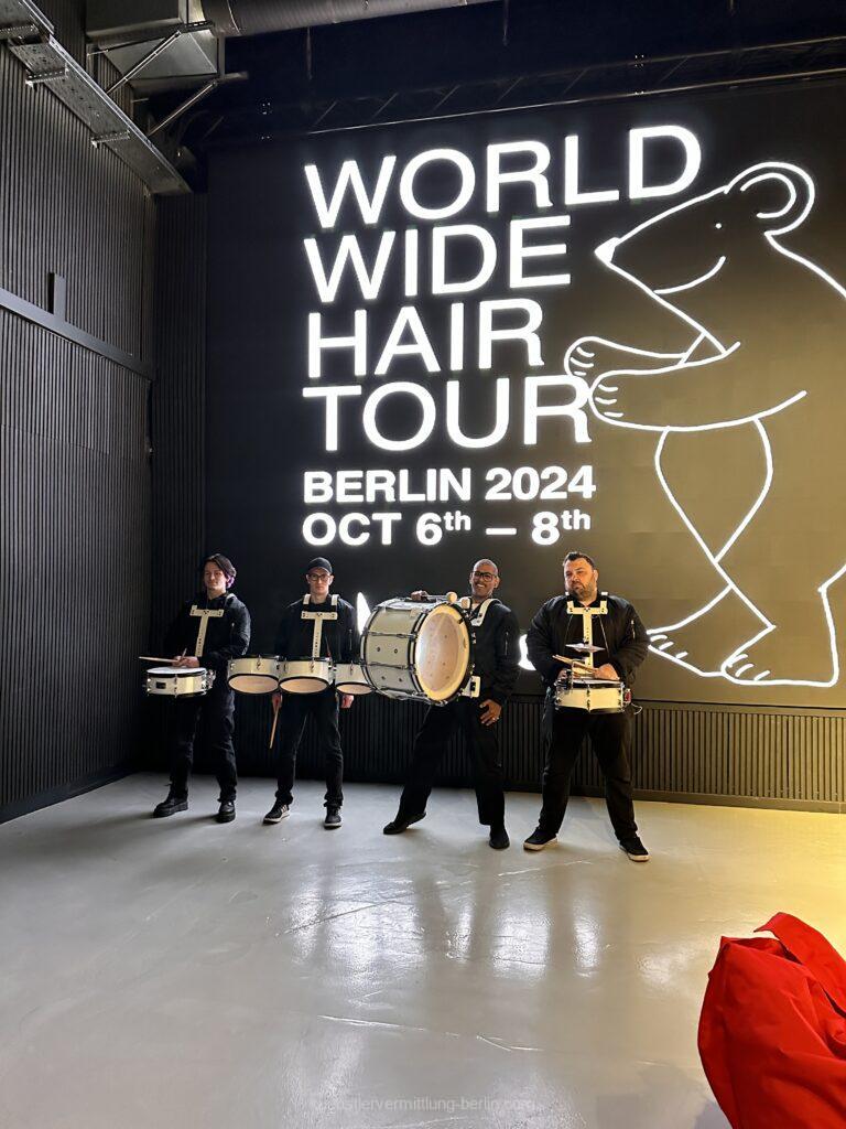mobile-percussionband flanierend unter den Gästen führen von einem Raum in den nächsten oder sorgen für Aufmerksamkeit typisch Berlin Street Percussion