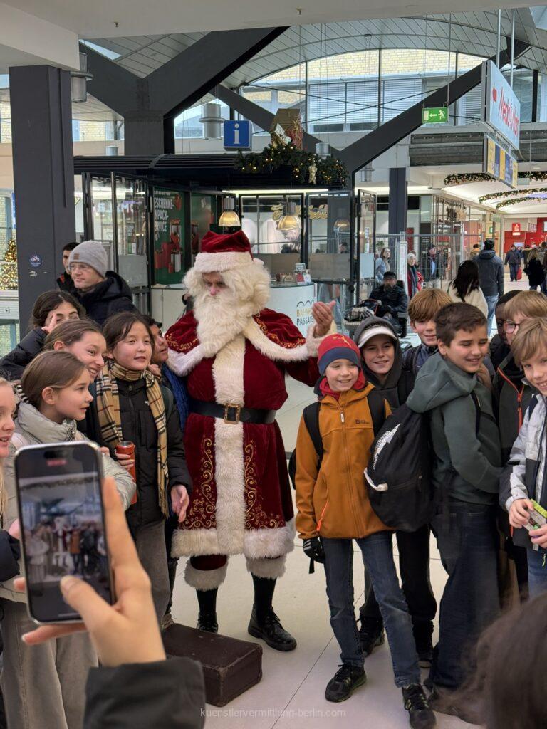 Nikolaus Walk-Act singt
