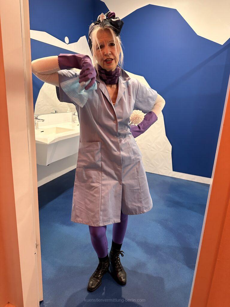 Dieses Bild hat ein leeres Alt-Attribut. Der Dateiname ist Comede-Klo-Frau-Animation-768x1024.jpg