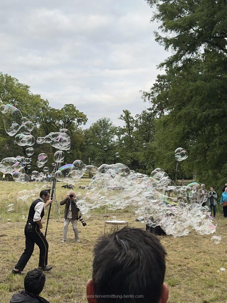 Outdoor bubble show with dazzling, wind-resistant giant bubbles for open-air events and festivals