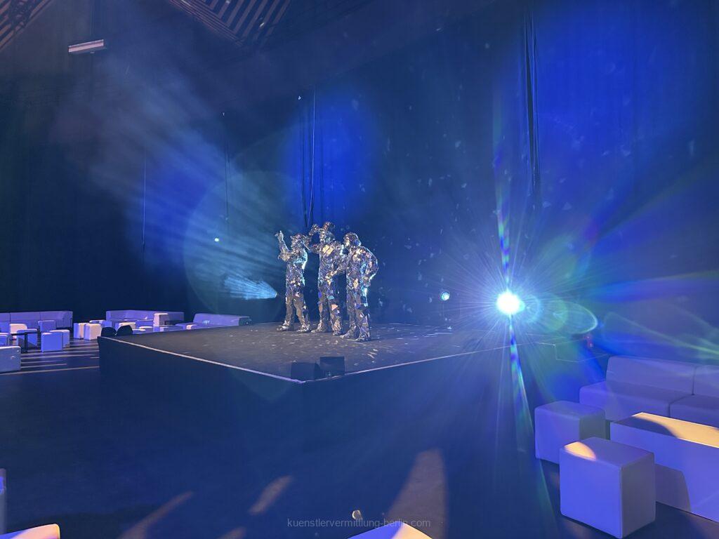 Künstler in funkelnden Spiegelkostümen begeistern 800 internationale Gäste im Tempodrom Berlin