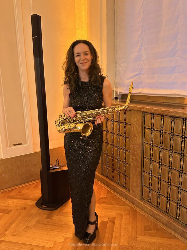 Party band with saxophonist in the Meistersaal Berlin provides atmosphere and live entertainment
