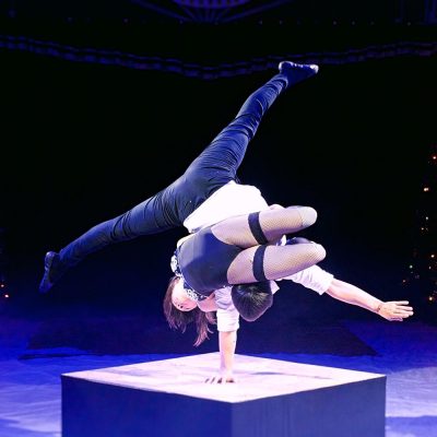 Hand-balance-duo-germany