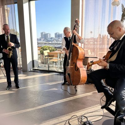"Light 3 – Jazztrio mit Saxophon, Gitarre und Kontrabass bei stilvollem Live-Auftritt"