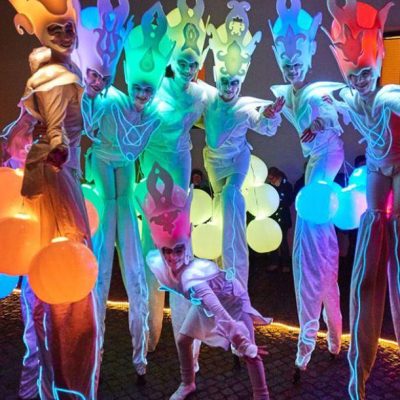 bunt-beleuchtete-stelzen