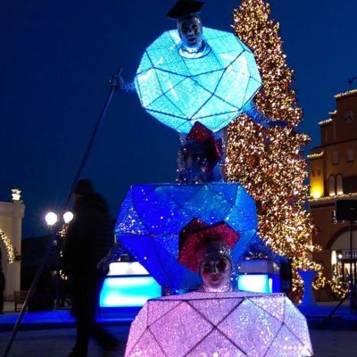 Edelsteine-Stelzenfiguren-beleuchtet