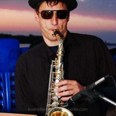 Club-DJand-Saxophon-Berlin-2-p5p8kdzy4z8xd7d5zl6puasel0ug2t012zc4b5mnxc