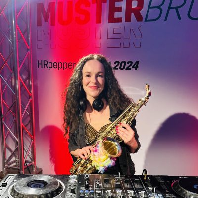 DJANE und Saxophonistin in einer Person